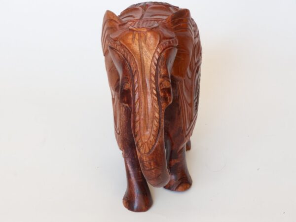 Talla en madera elefante asiático