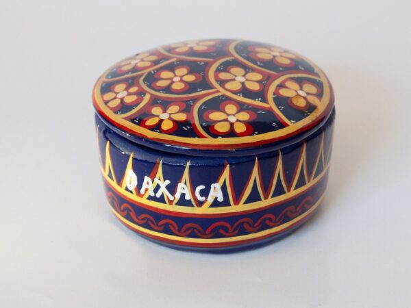 Cuenco de cerámica con motivos aztecas:Tipo: cuenco de cerámica.Procedencia: artista urbano, Oajaca, Méjico.Tamaño: 10cm de diámetro.