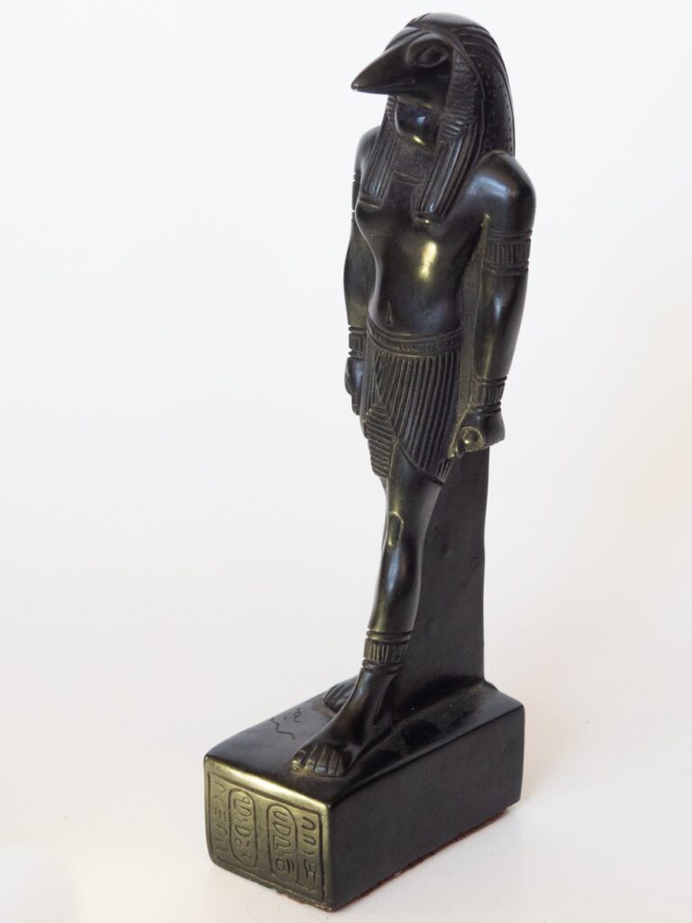 Talla de madera Dios egipcio Thot, excepcional acabado representando al dios egipcio Thot. Origen: El Cairo, Egipto. Tamaño: 15cm aprox.