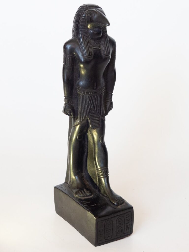 Talla de madera Dios egipcio Thot, excepcional acabado representando al dios egipcio Thot. Origen: El Cairo, Egipto. Tamaño: 15cm aprox.