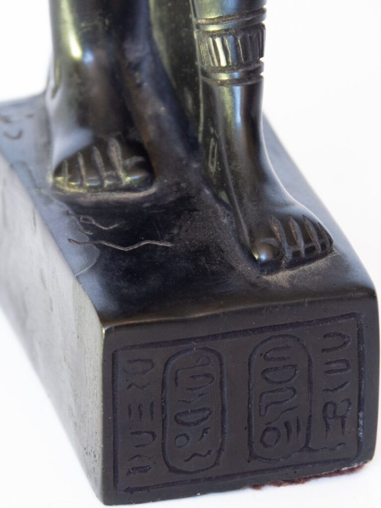 Talla de madera Dios egipcio Thot, excepcional acabado representando al dios egipcio Thot. Origen: El Cairo, Egipto. Tamaño: 15cm aprox.