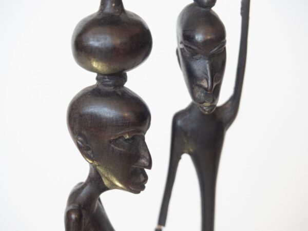 Talla en metal figuras alargadas. Tipo: talla en metal. Procedencia: Tanzania. Tamaño: 20cm de diámetro.