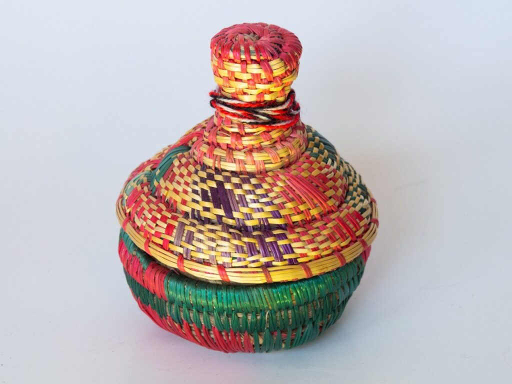 Cestita de mimbre de colores con forma de tallín