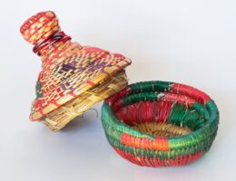 Cestita de mimbre de colores con forma de tallín