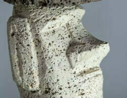 Escultura de moái realizada en piedra volcánica autóctona eldesvandelmunc.com