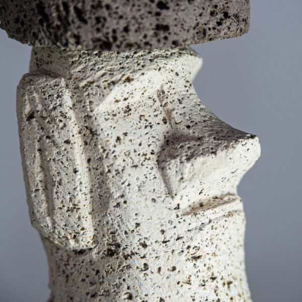 Escultura de moái realizada en piedra volcánica autóctona eldesvandelmunc.com
