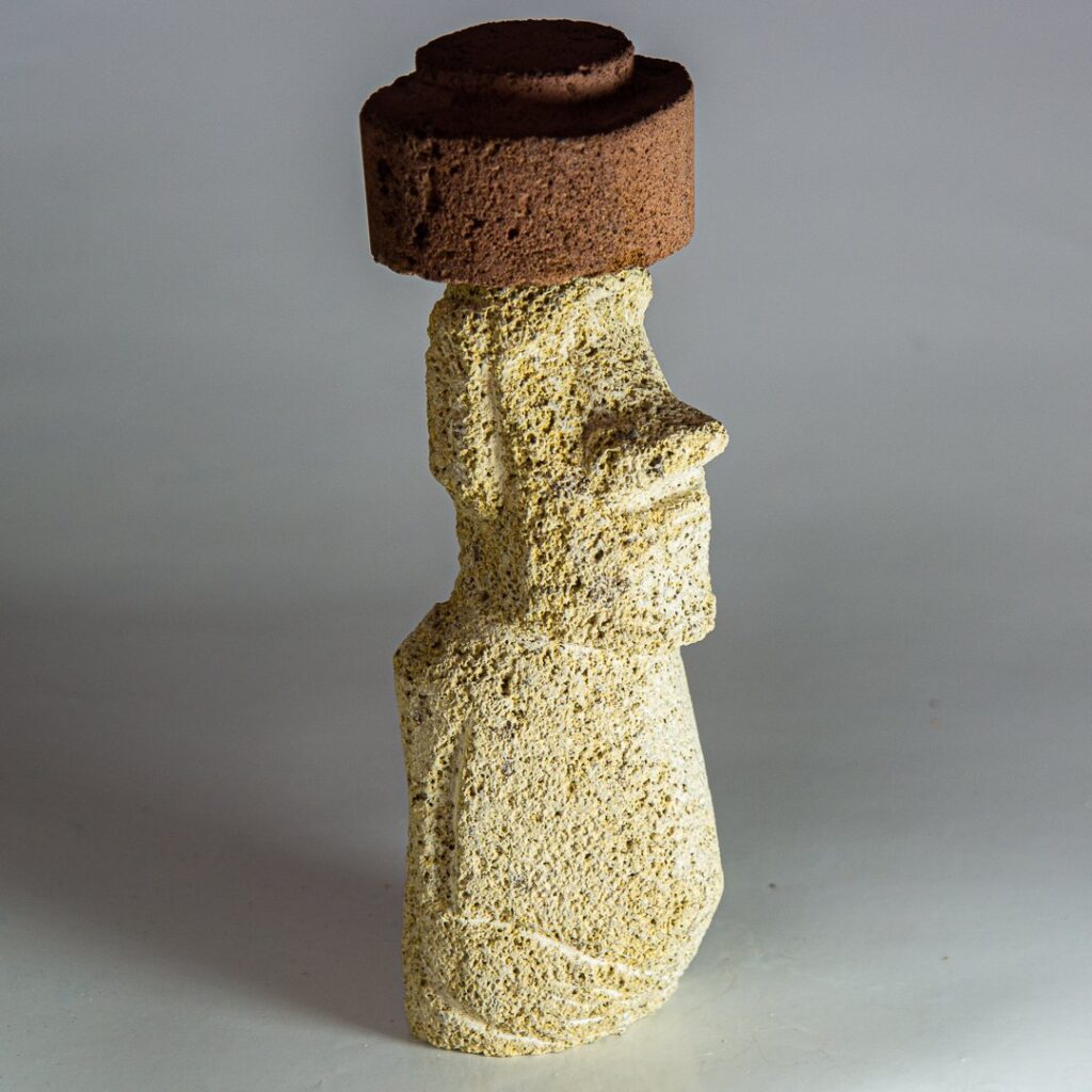 Escultura de moái realizada en piedra volcánica autóctona eldesvandelmunc.com