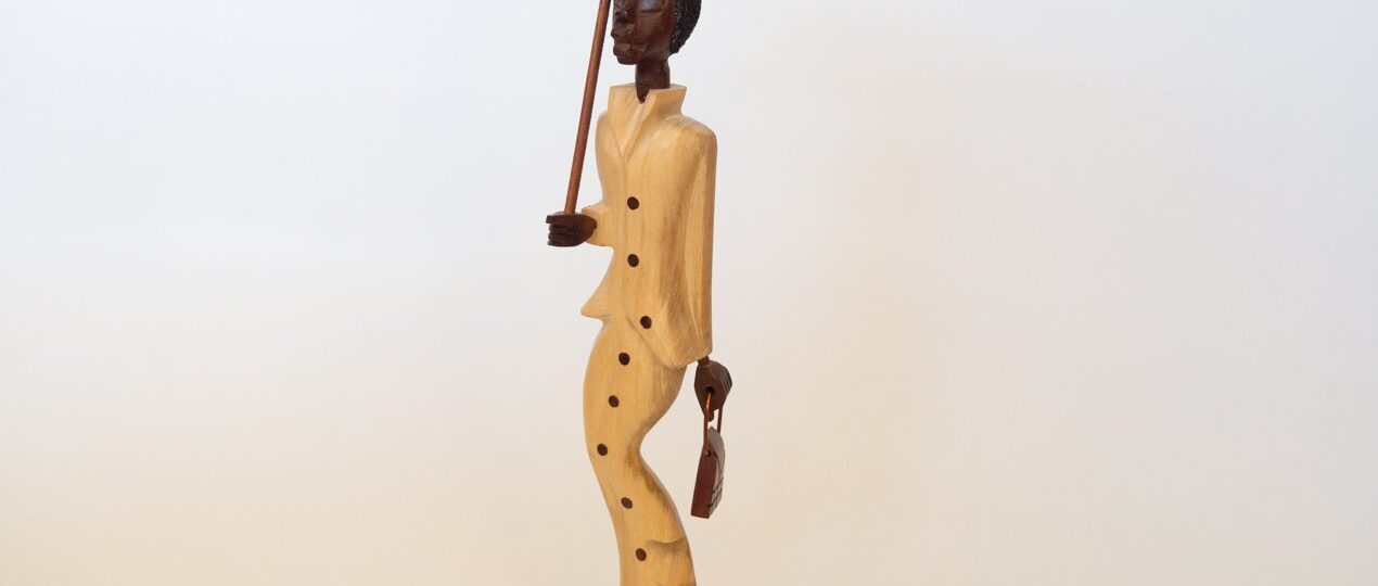 talla madera señorita con paraguas