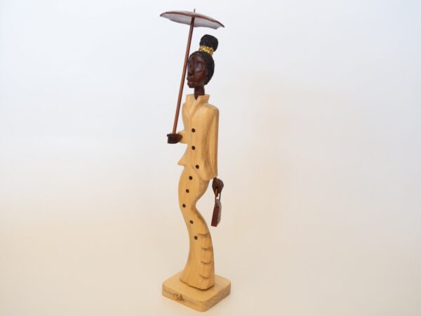 talla madera señorita con paraguas