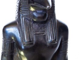 Talla de madera Dios egipcio Thot, excepcional acabado representando al dios egipcio Thot. Origen: El Cairo, Egipto. Tamaño: 15cm aprox.