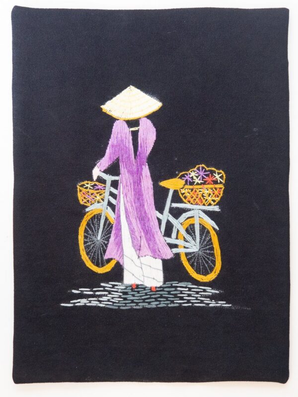Bordado de hilo con imagen de vietnamita en bici con áo dài violeta