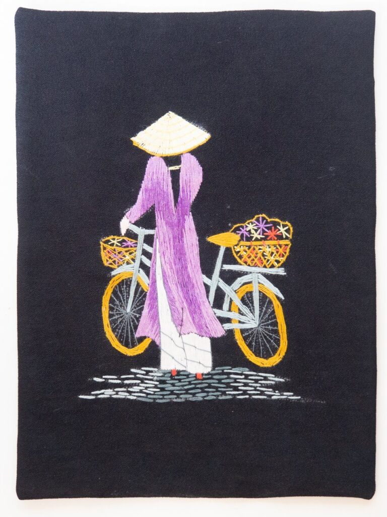Bordado de hilo con imagen de vietnamita en bici con áo dài violeta