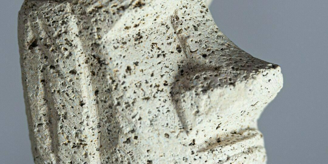 Escultura de moái realizada en piedra volcánica autóctona eldesvandelmunc.com