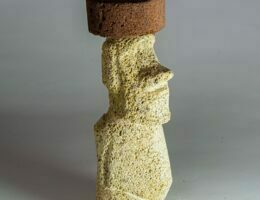 Escultura de moái realizada en piedra volcánica autóctona eldesvandelmunc.com