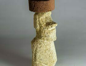 Escultura de moái realizada en piedra volcánica autóctona eldesvandelmunc.com